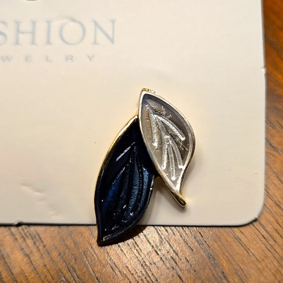 ♥️5 for $25♥️ Tree Leaf Stud Earrings / Blue-White / 925 SS ear needles - Picture 6 of 7